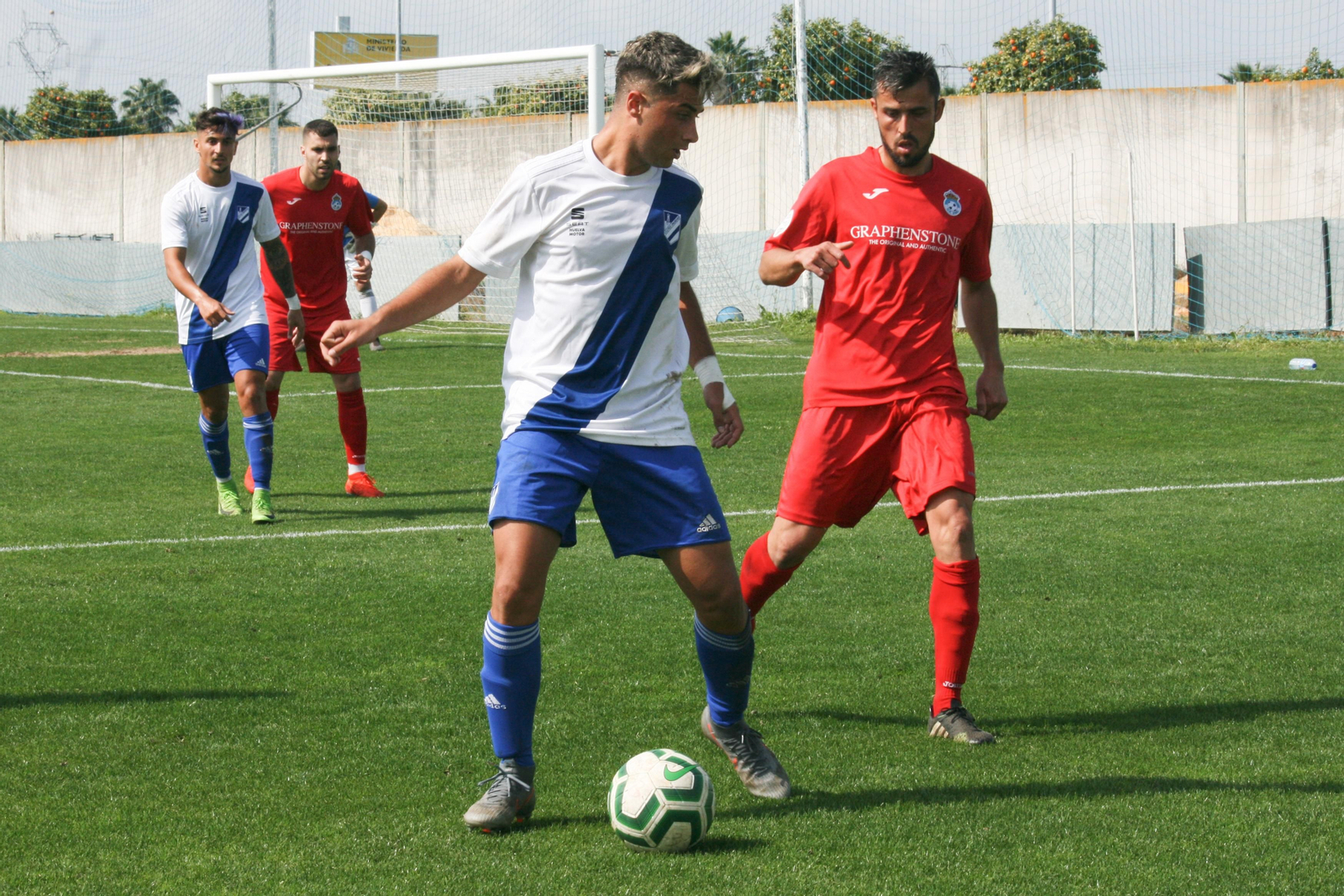 Enrique protege el cuero ante un jugador del Viso en el choque de ayer.