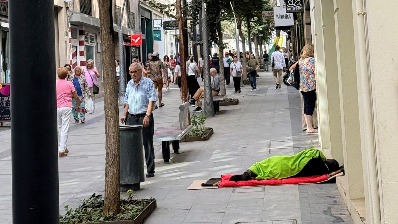 Una persona duerme en el suelo en la calle Reyes Católicos de la capital almeriense.