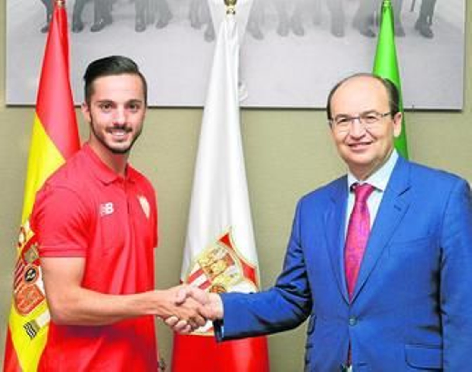 Sarabia y José Castro estrechan sus manos para refrendar el acuerdo.