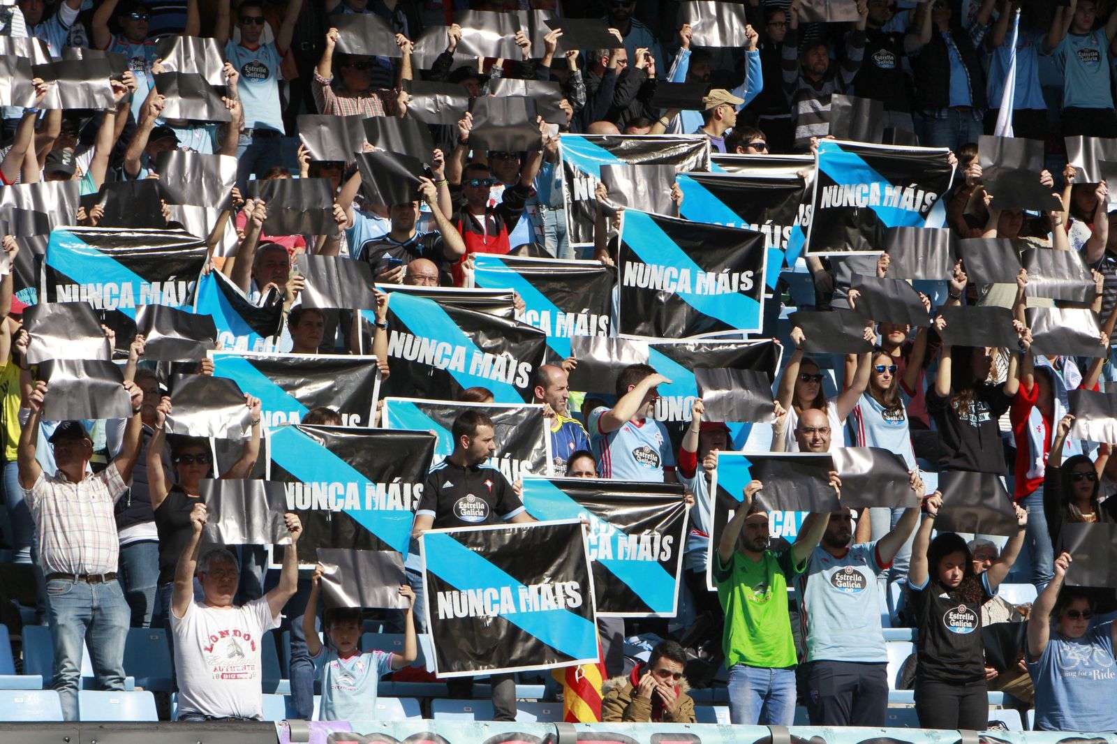 Diego Maradona arropa al TottenhamLa afición del Celta, contra los incendiosHuntelaar guía al Ajax en su goleada