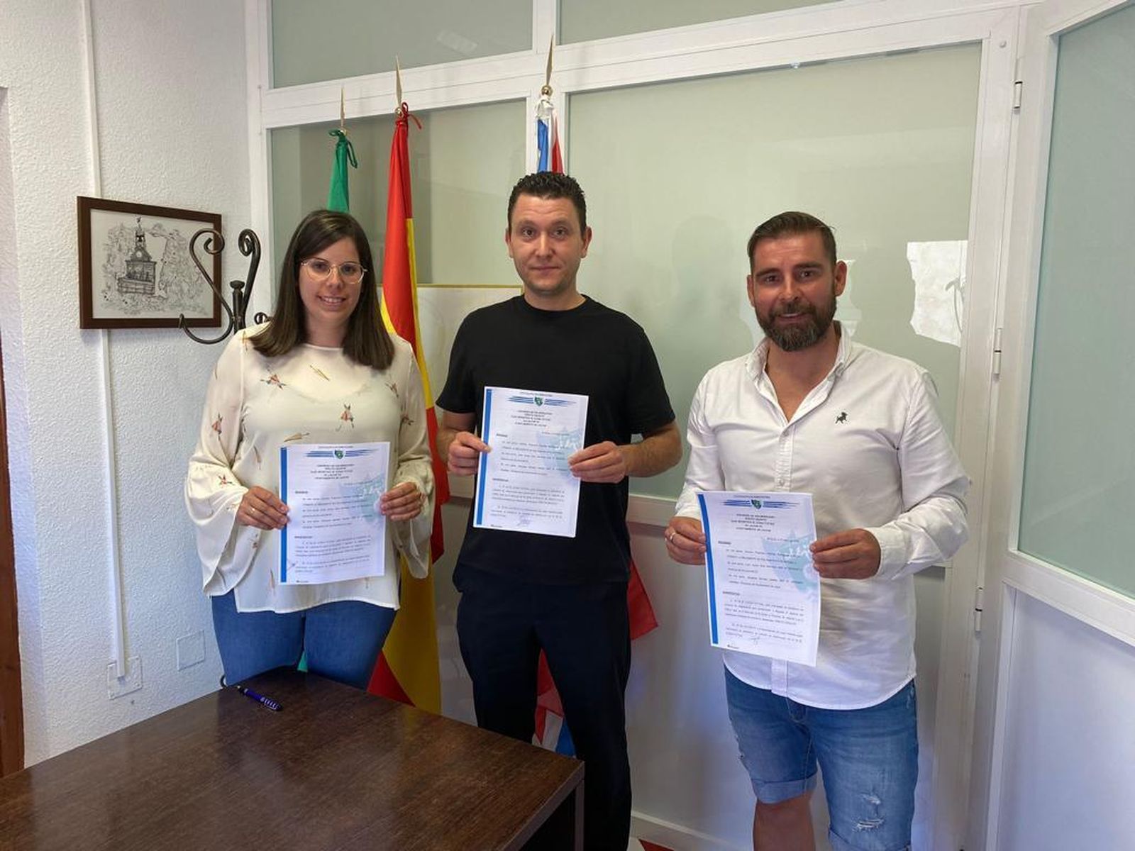 Representante sde ambas instituciones muestran el convenio firmado.