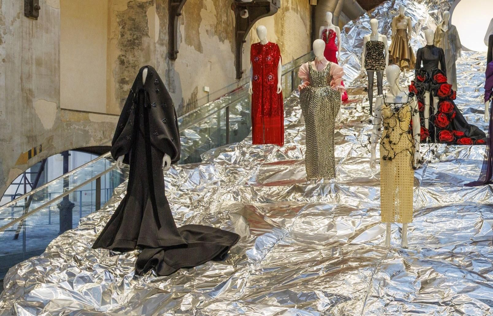 El traje de la Cobijada es uno de los protagonistas de esta exposición de moda andaluza en Sevilla