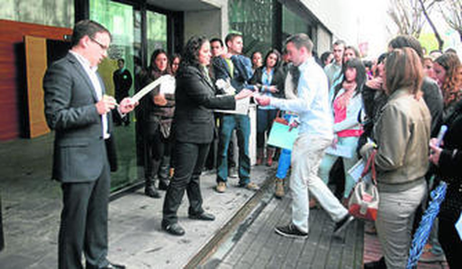Los demandantes de trabajo en McDonald's fueron recibidos por la empresa en el Auditorio Municipal.