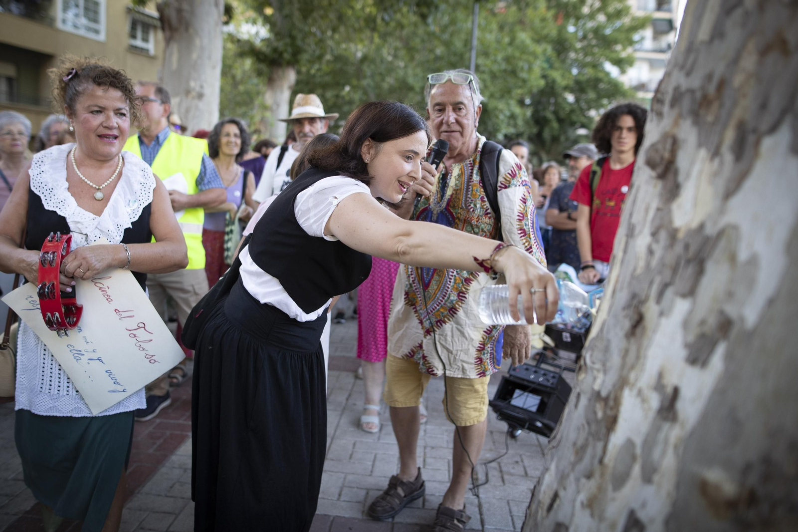 Vecinos de la Avenida de Cervantes de Granada amadrinan sus árboles para evitar la tala