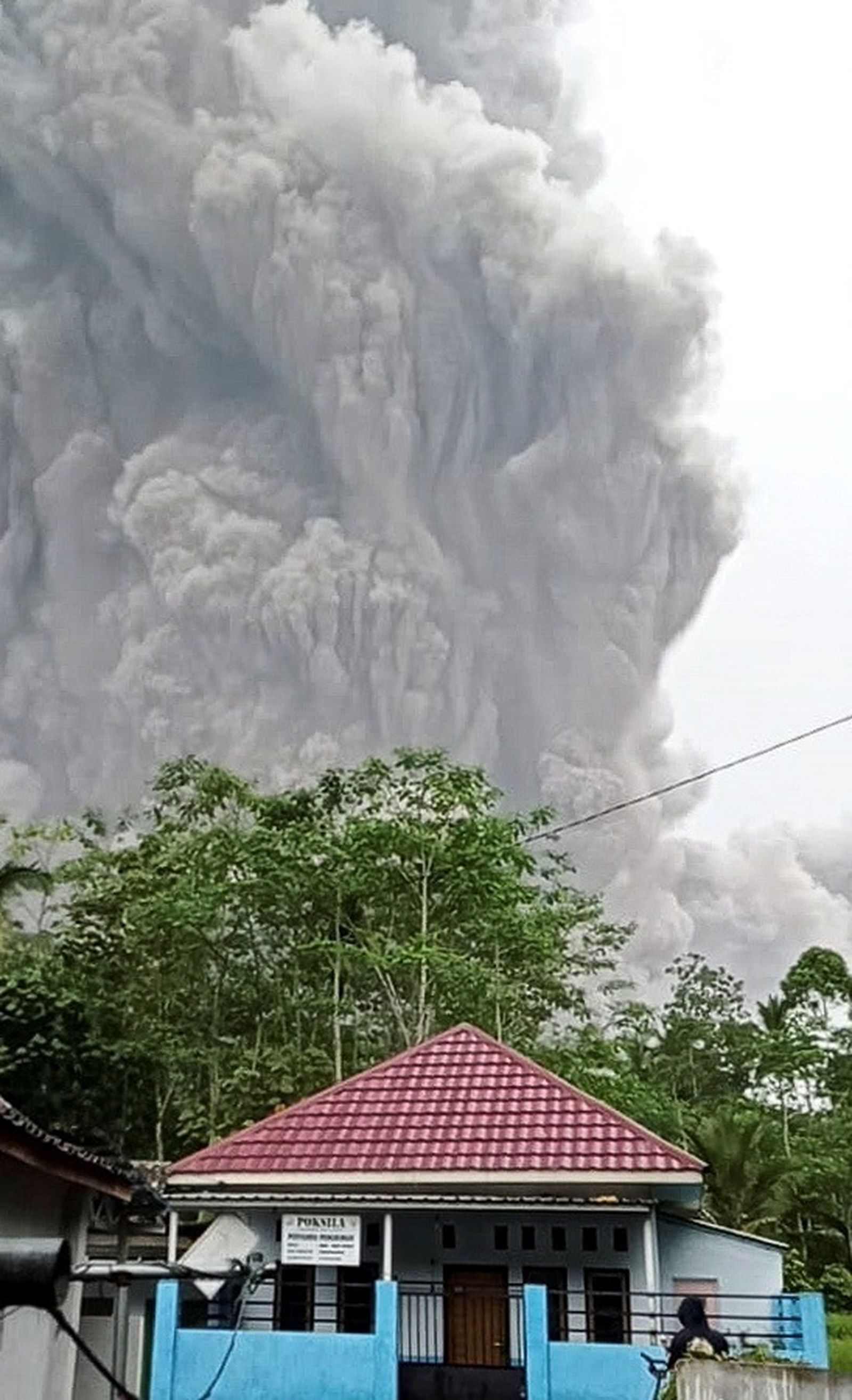 La erupción del volcán Semeru cubre de ceniza varias zonas de Indonesia