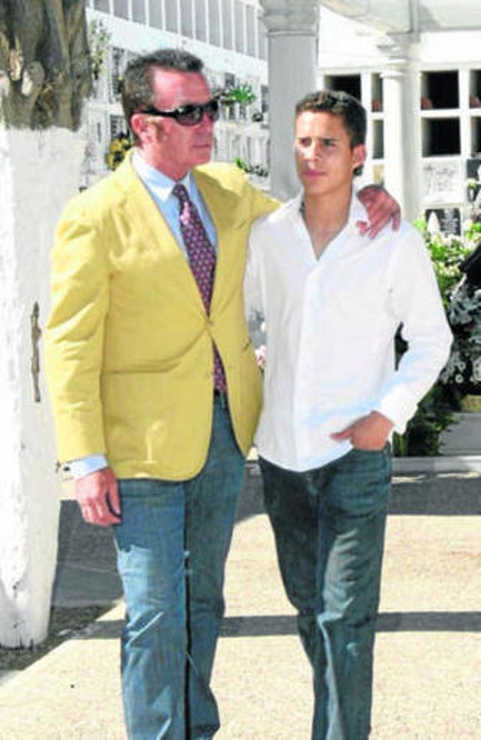 José Fernando, con su padre, el torero José Ortega Cano.