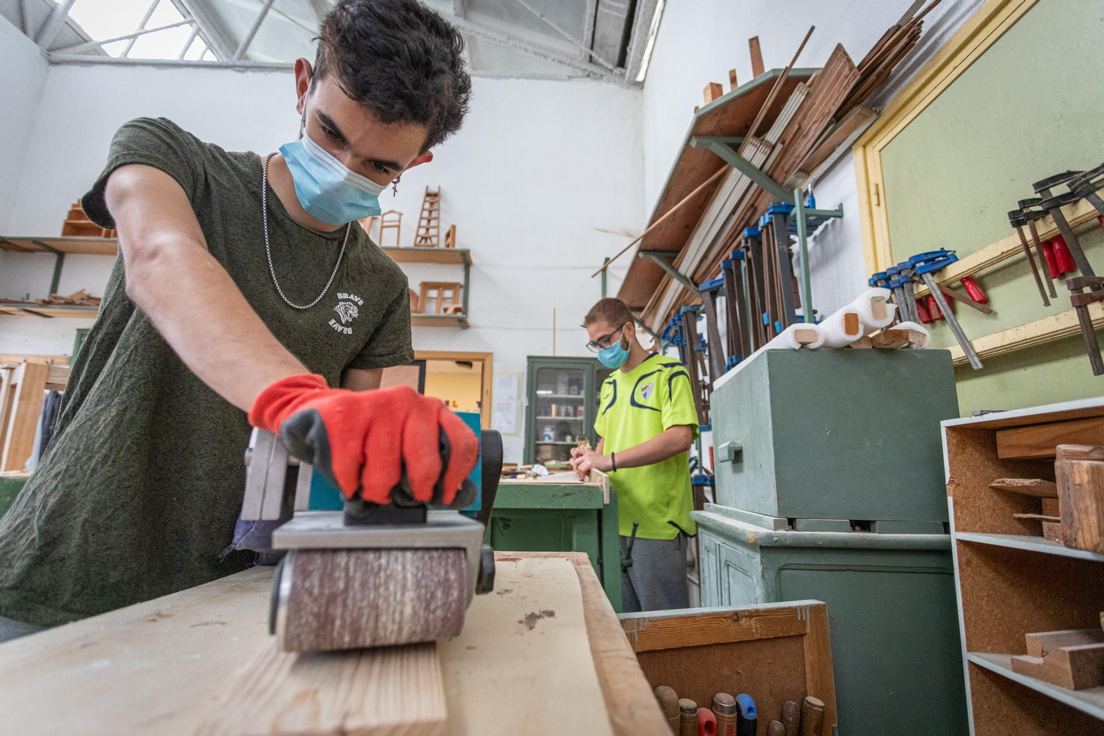 Dos alumnos de FP Básica en el taller de Carpintería y Mueble.