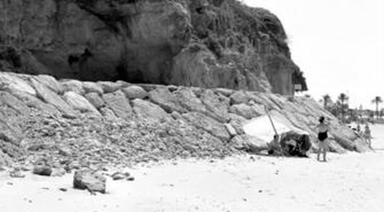 Una pareja de bañistas y un bebé de apenas unos meses, instalados junto a la zona en la que se han producido los últimos desprendimientos.