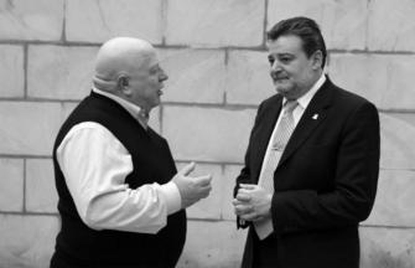 Juan Luis Álvarez y Luis Martín, en el patio del Palacio de Los Patos.