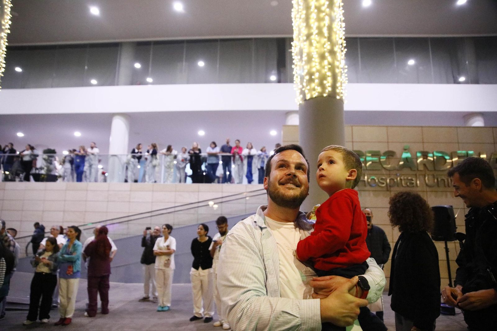 Las imágenes del encendido de la iluminación navideña en el Hospital Torrecárdenas de Almería