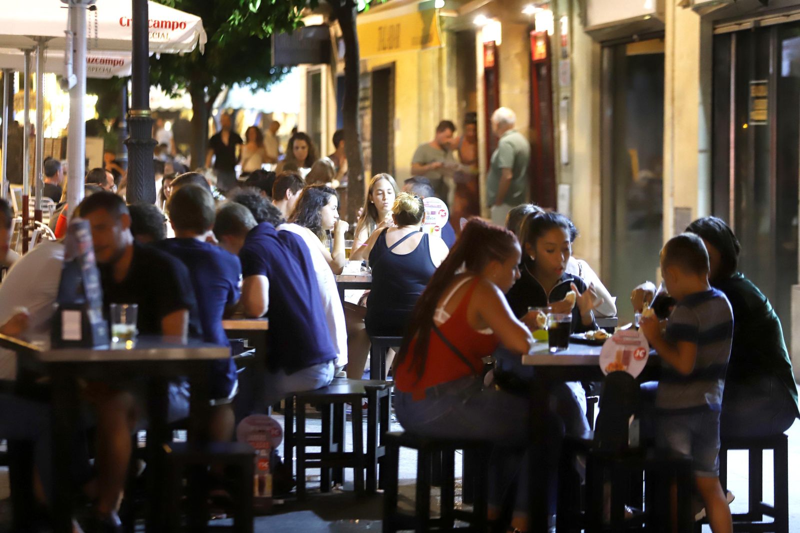 Ambiente nocturno en las terraza del centro