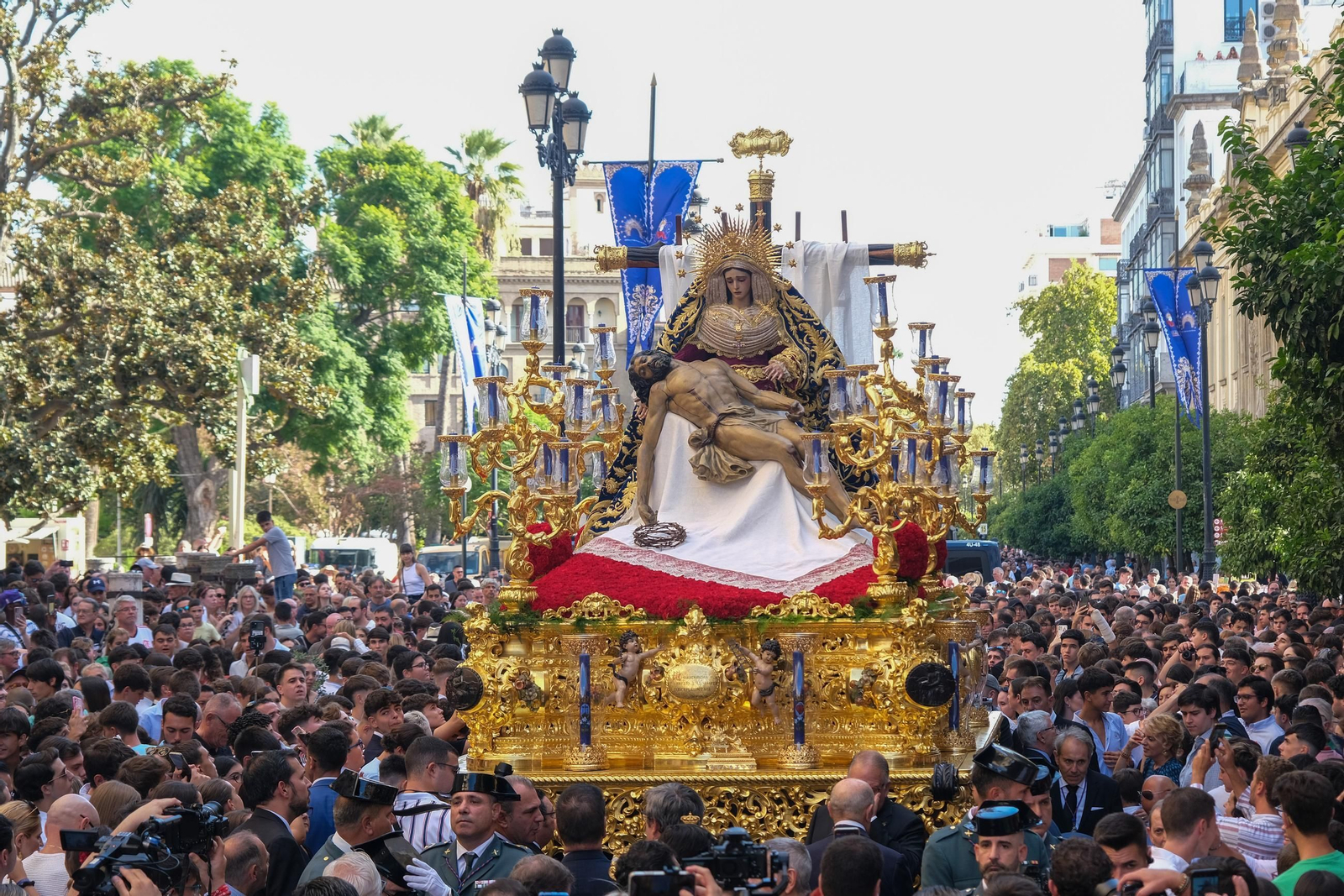 Procesión de regreso de la Piedad del Baratillo Coronada