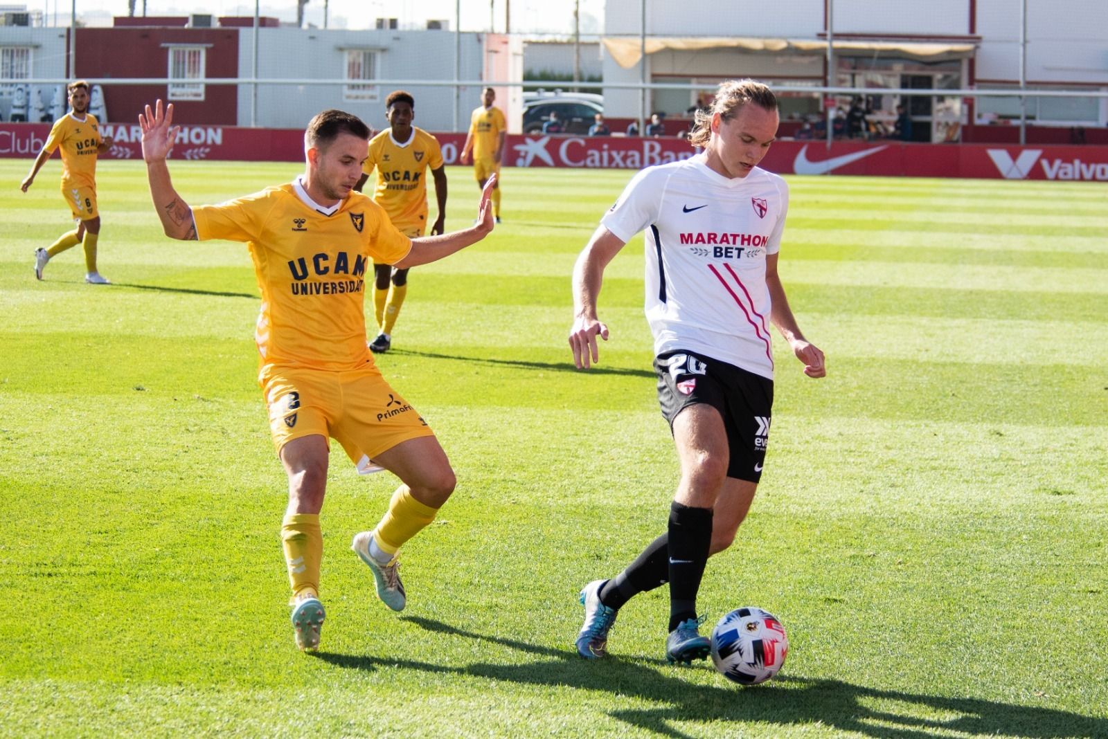Johansson controla un balón ante el exsevillista Chacartegui.