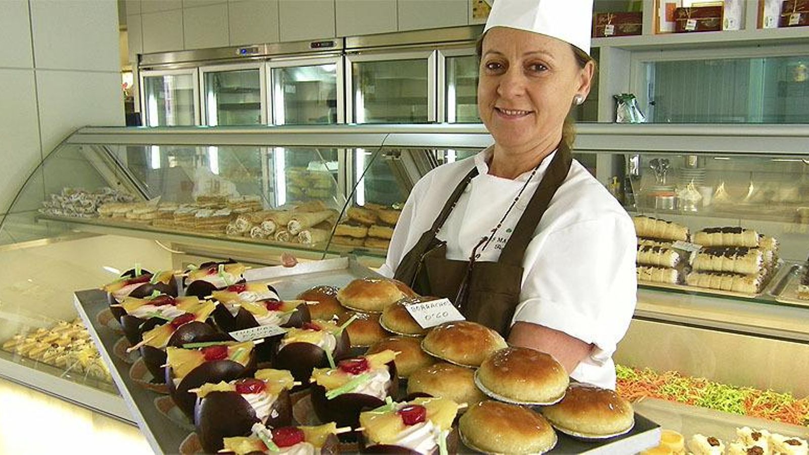 Pepi Martínez en su pastelería del paseo marítimo