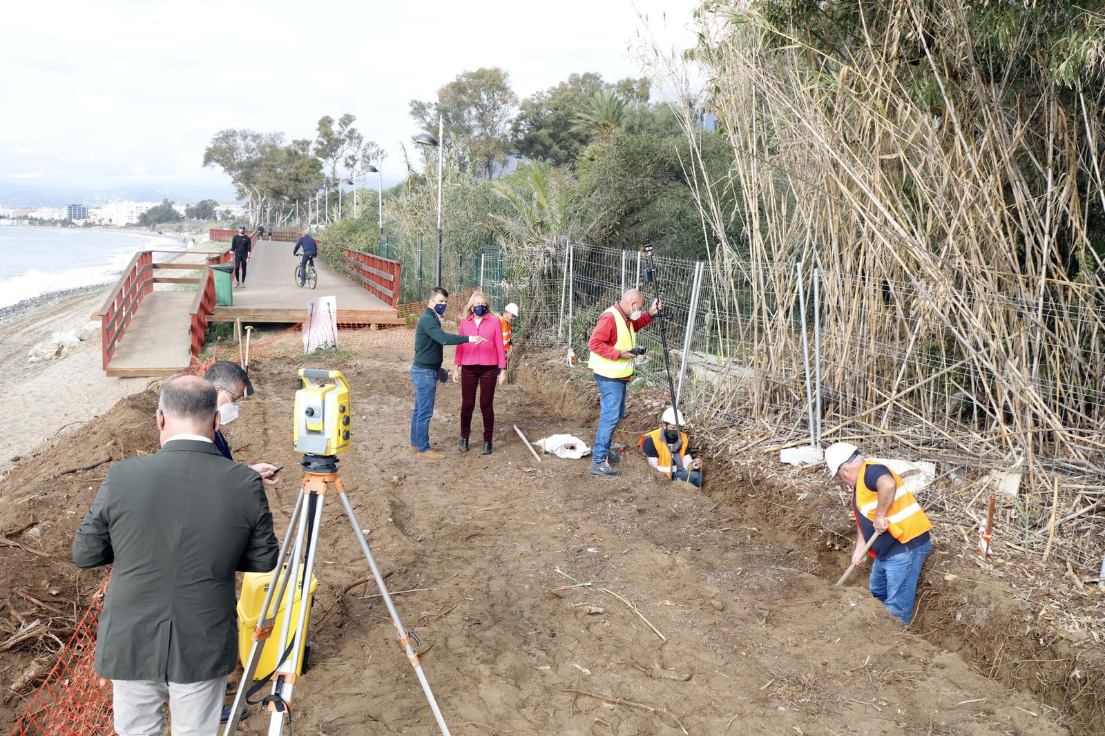 La alcaldesa, Ángeles Muñoz, visita el inicio de la obra del nuevo tramo del corredor costero.