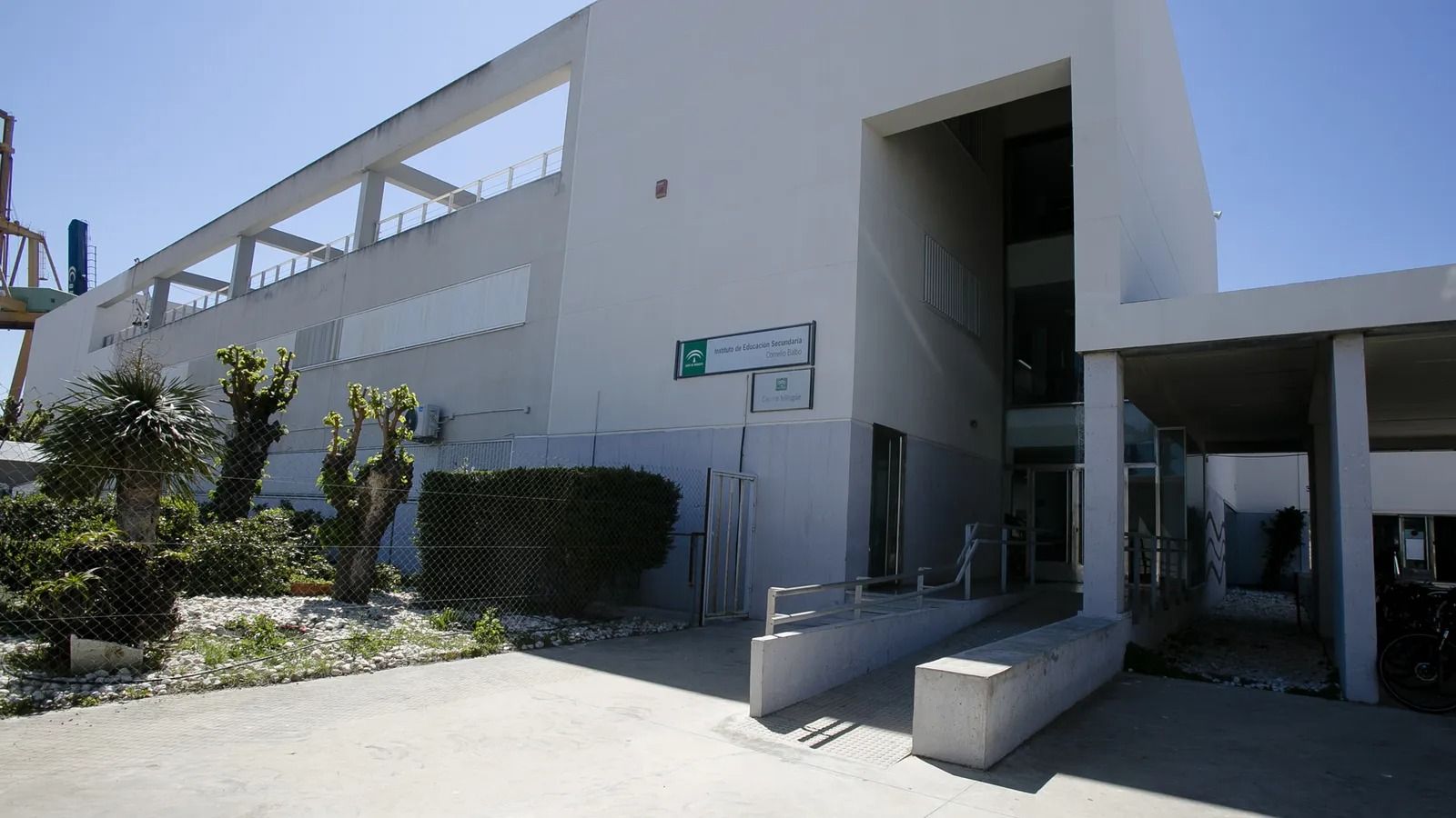 Patio delantero del IES Cornelio Balbo.