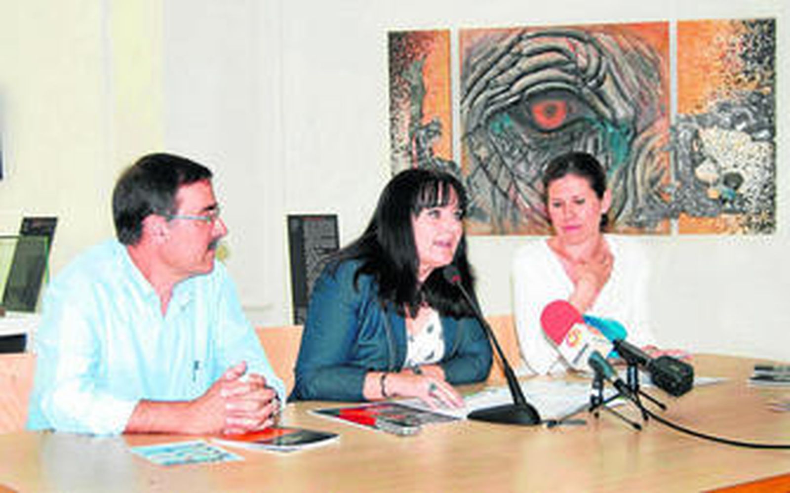 Javier J. Martínez, Isabel Arévalo y Francisca Cruz presentando la programación de la Villaespesa.