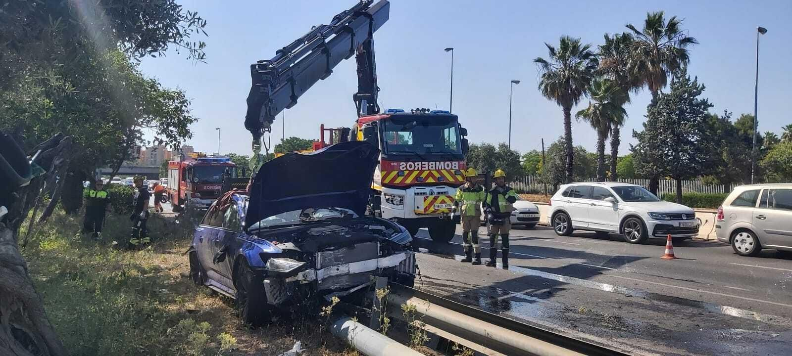 Los Bomberos retiran el coche accidentado con una grúa.
