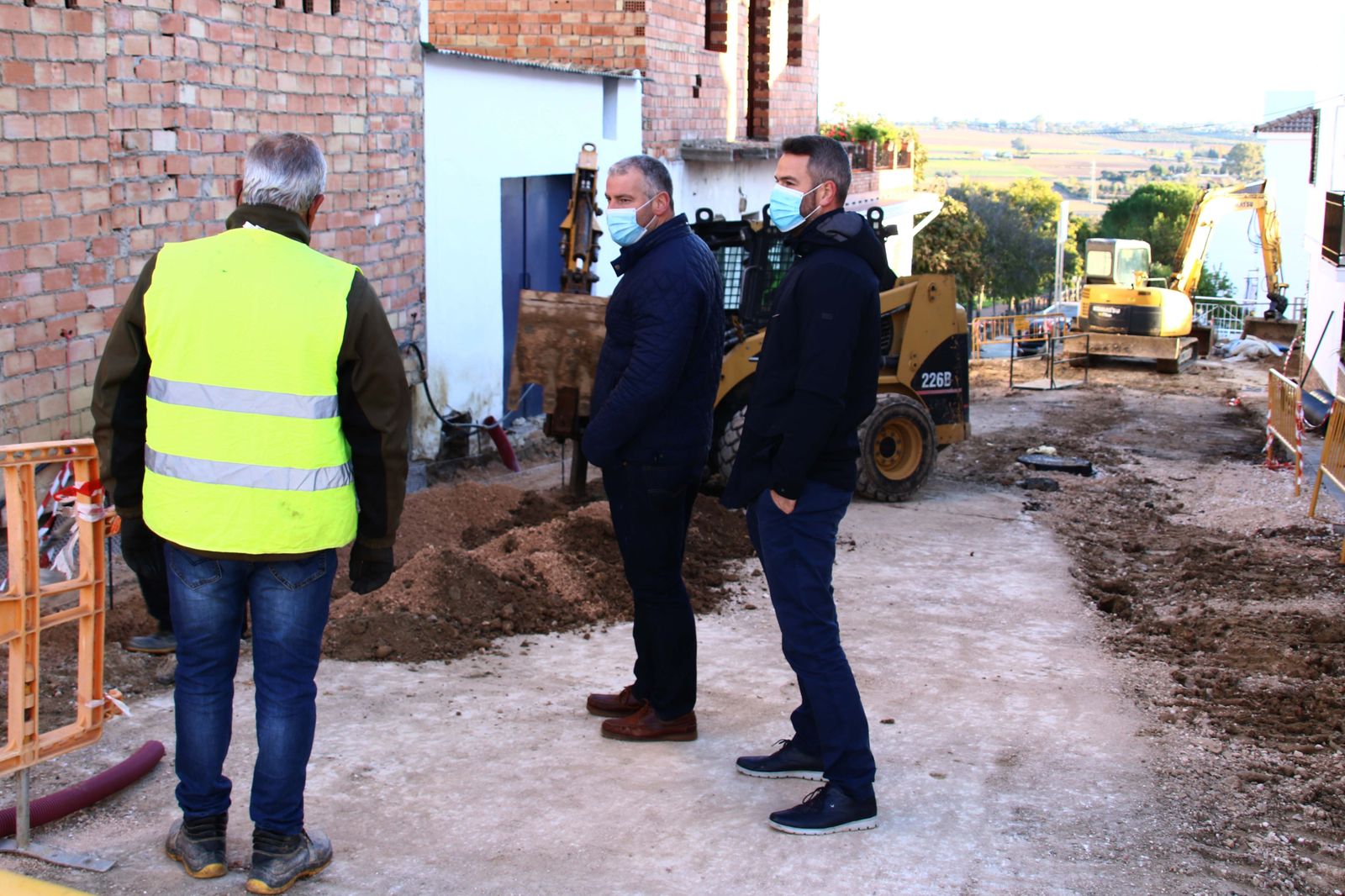 El alcalde de La Carlota, Antonio Granados, visita una de las obras.