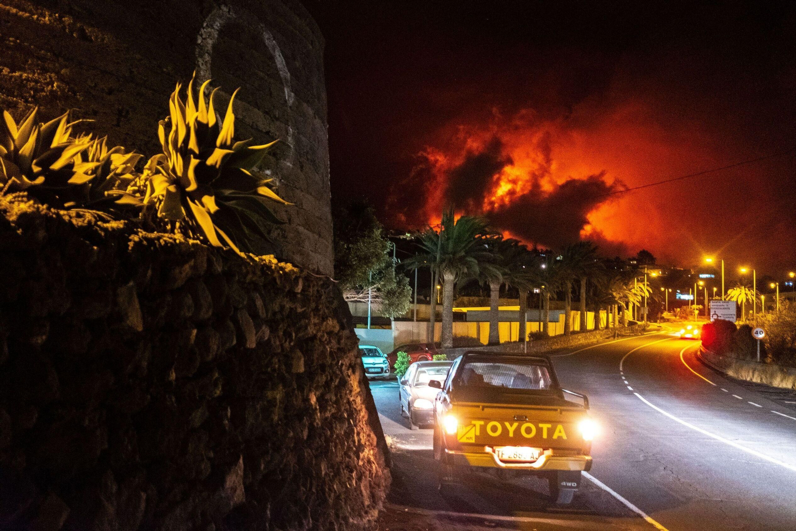 Vista de la erupción del volcán  de La Palma desde la localidad de Tajuya, en el municipio de El Paso.