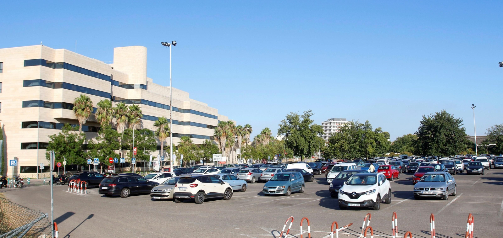 Aparcamiento de usuarios del Hospital Reina Sofía.