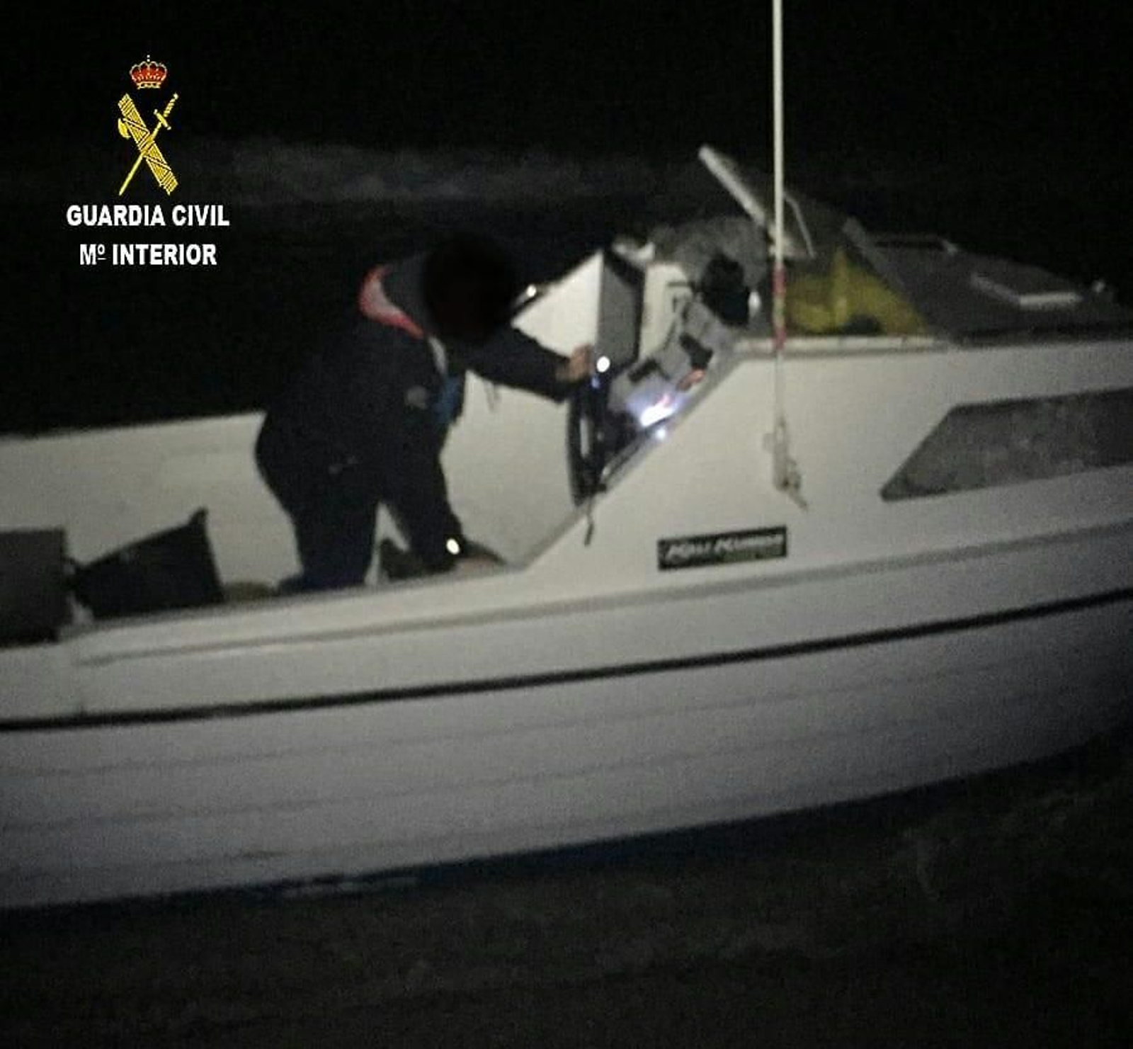 Un agente de la Guardia Civil interviene una embarcación de recreo en la operación Unión.