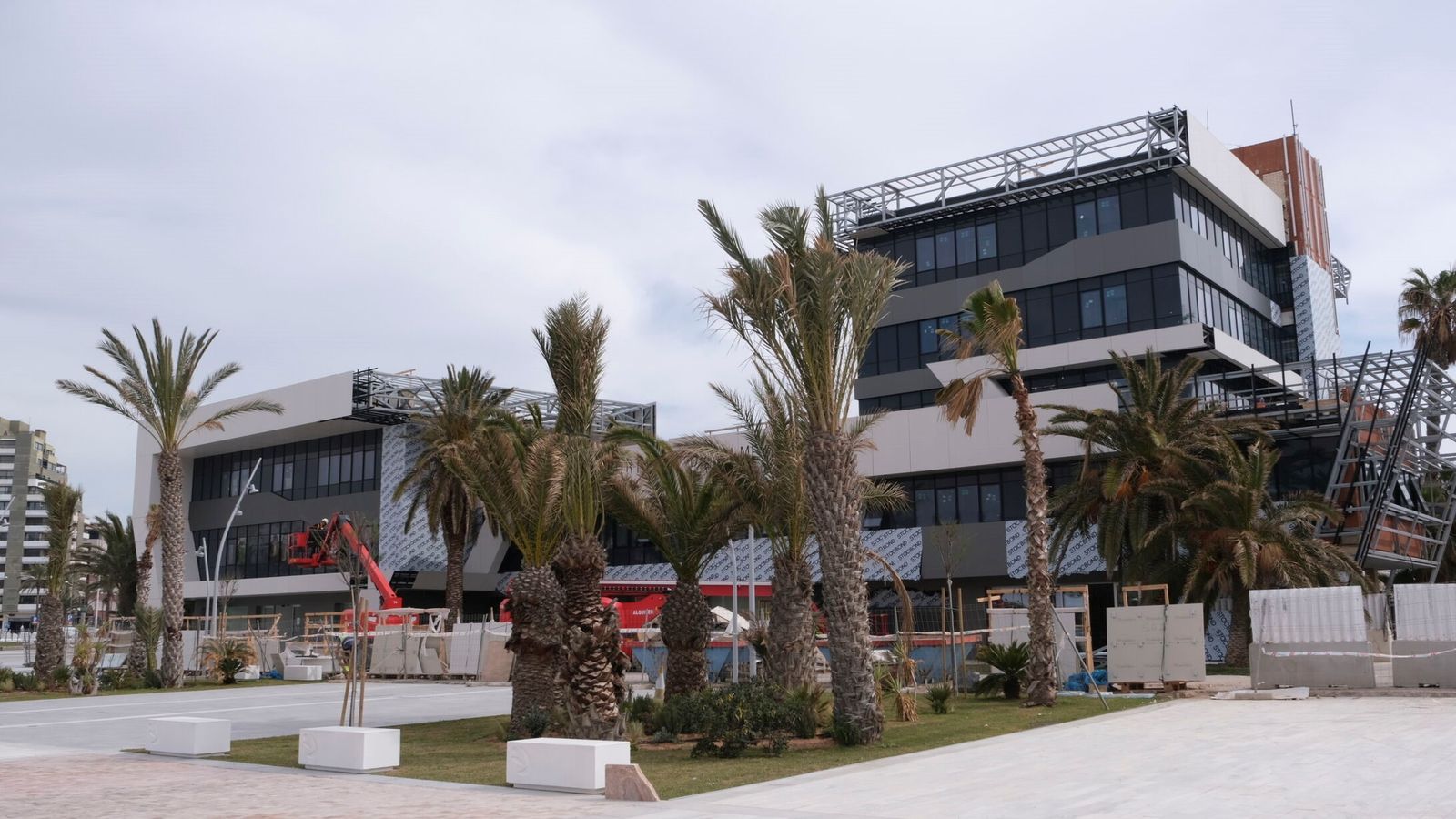 Edifico de la Autoridad Portuaria y plazas.