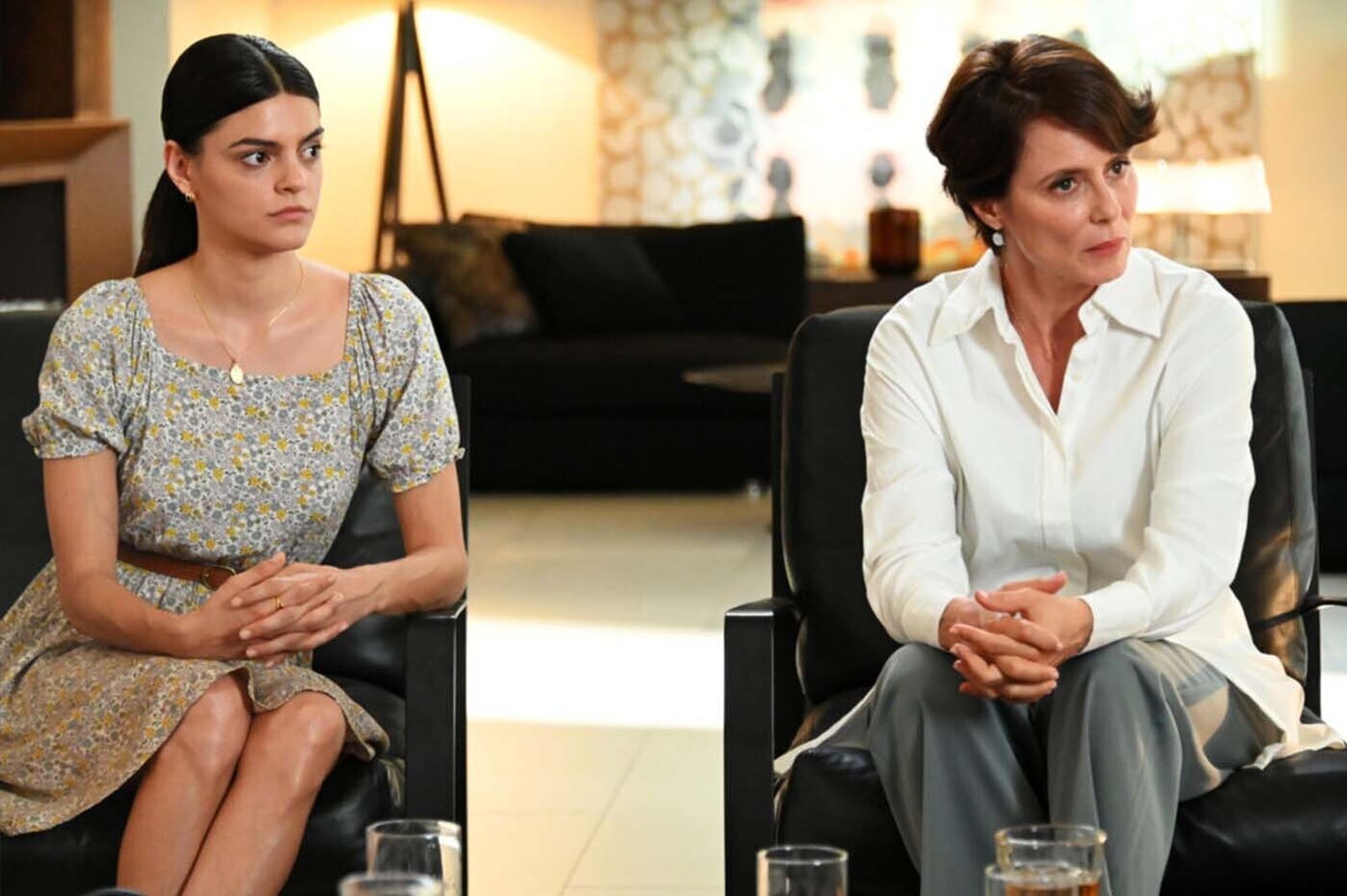 Cumelén Sanz y Aitana Sánchez-Gijón en una imagen de 'La jefa'.
