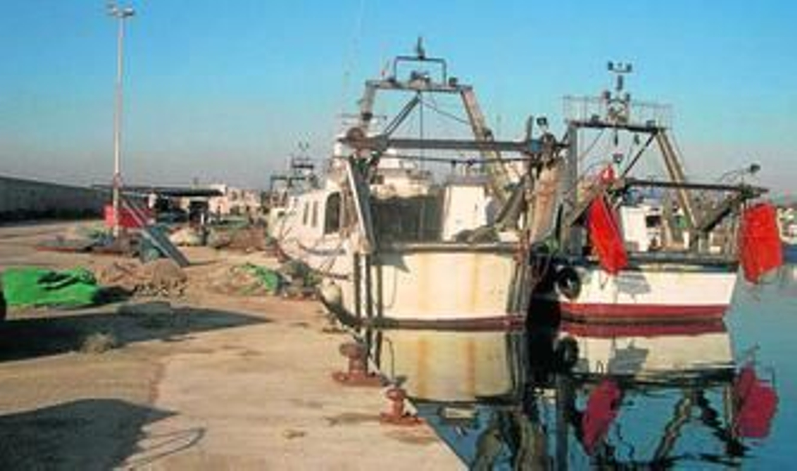 La restricción afecta desde Fuengirola a Nerja. En la fotografía, barcos atracados en el puerto de Caleta de Vélez.