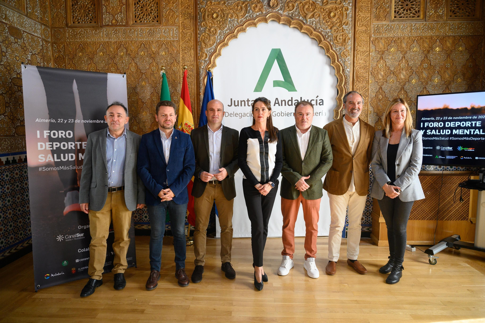 Autoridades y organizadores en la presentación del foro