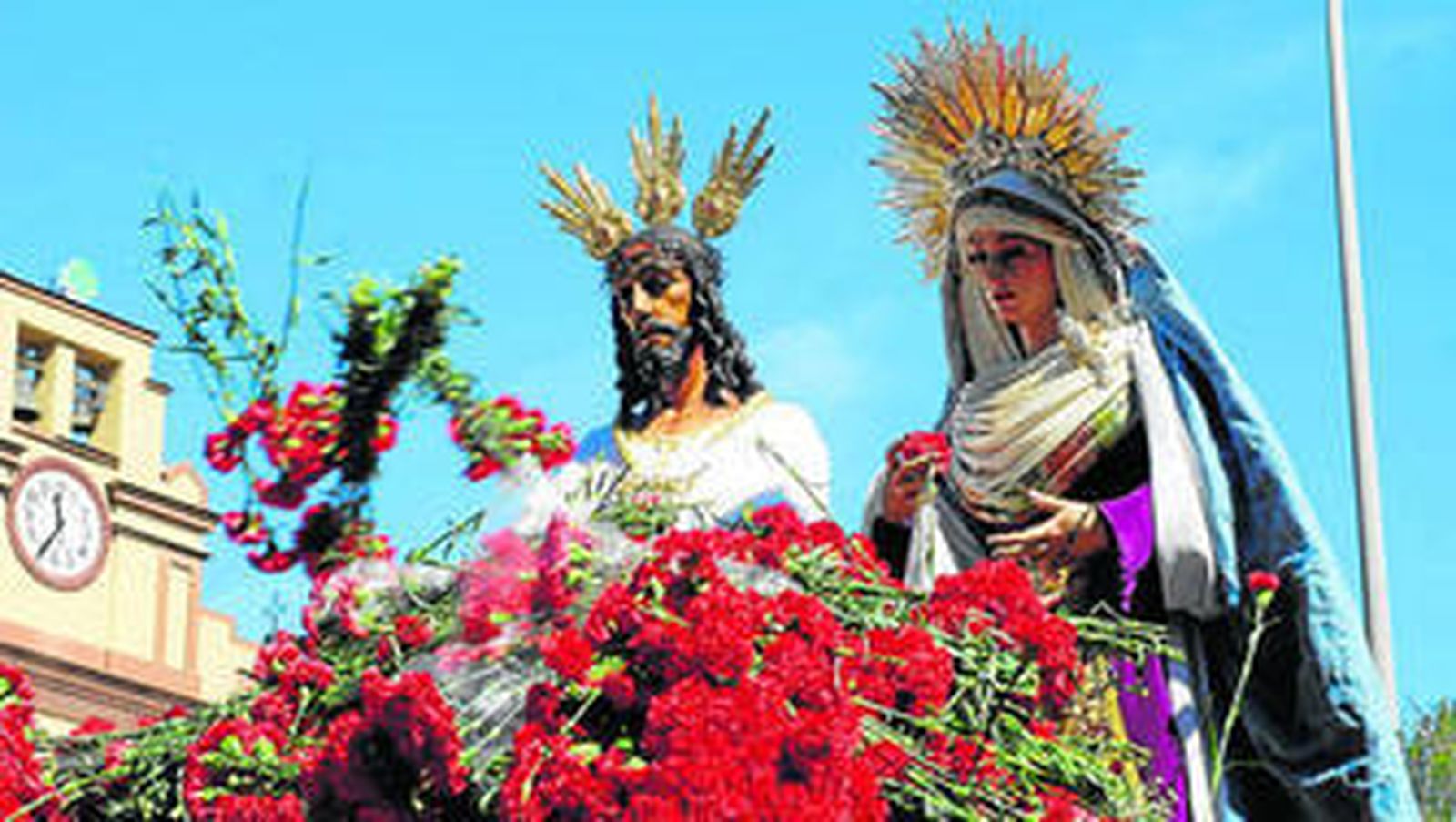 Jesús Cautivo y la Virgen de la Trinidad Coronada, a su paso por el Hospital Civil.
