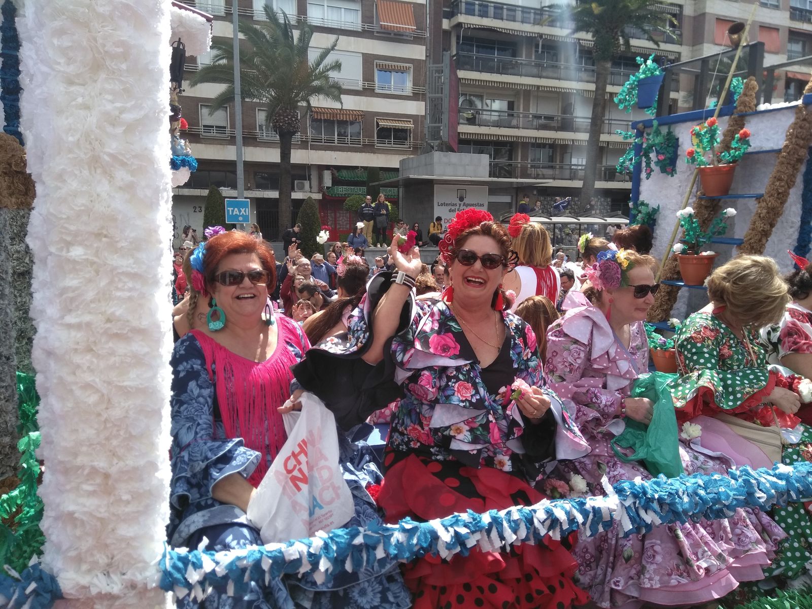 Integrantes de una de las carrozas de la Batalla de las Flores.