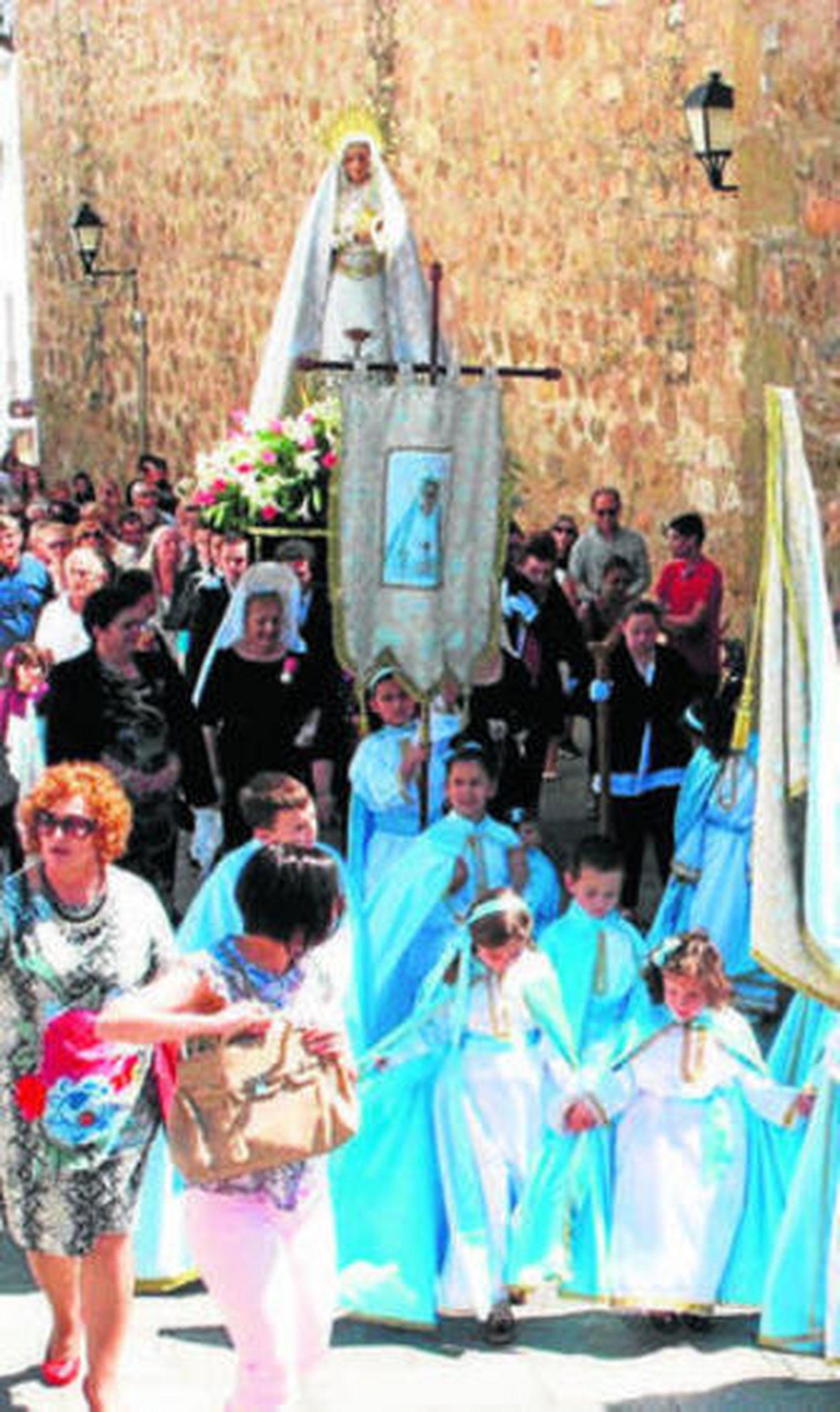 La Virgen precedida de pequeños nazarenos.