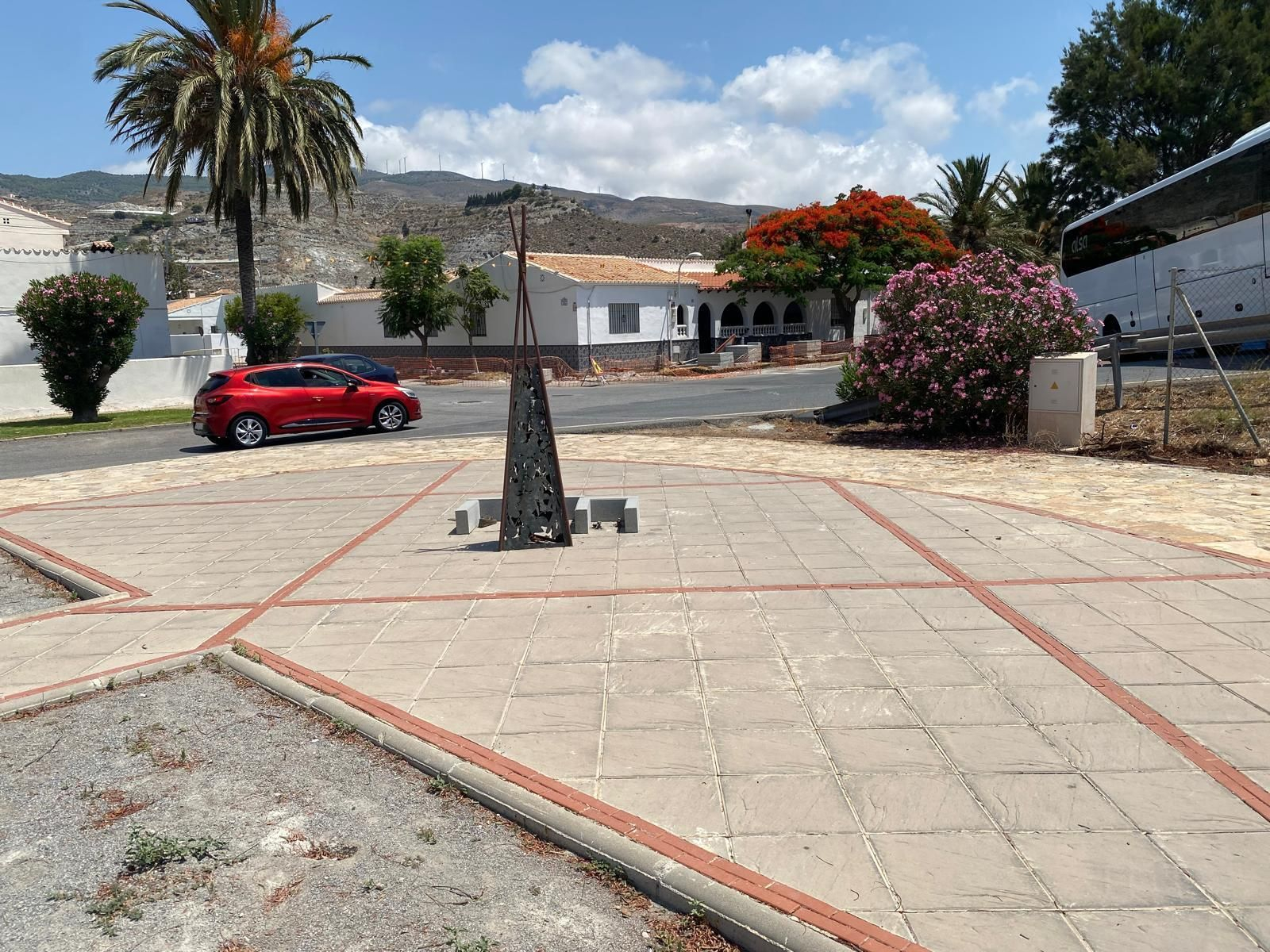 Lo que queda de escultura en la plaza de Carchuna Lo que queda de escultura en la plaza de Carchuna