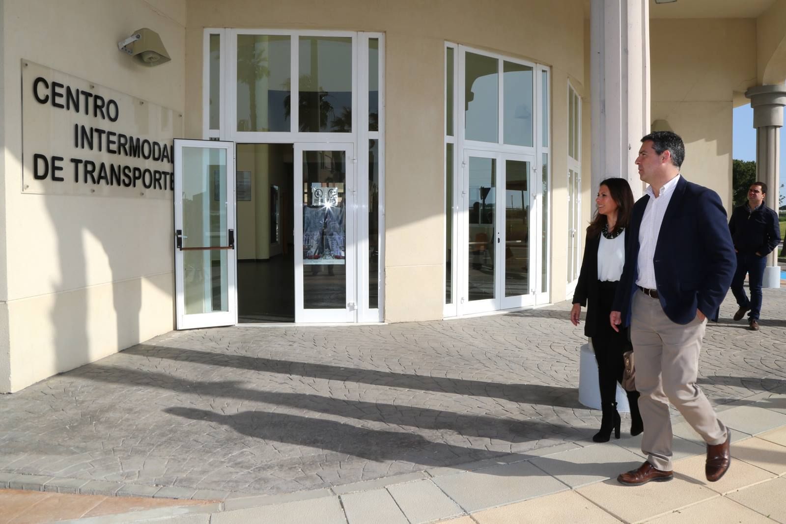 El alcalde y la diputada provincial de gestión del Profea visitaron ayer las obras que se ejecutan en la estación.