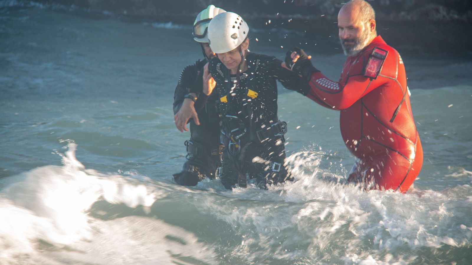 Uno de los miembros del yate, es rescatado