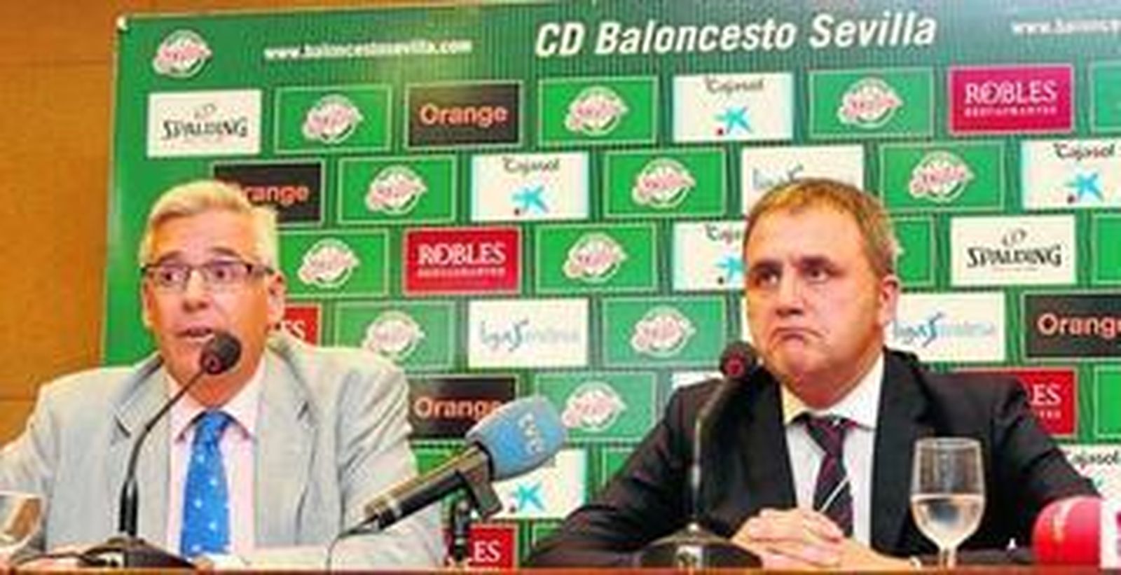 El vicepresidente de la entidad, José Manuel García-Quílez, y el presidente, Fernando Moral, atienden a los medios de comunicación durante su comparecencia.