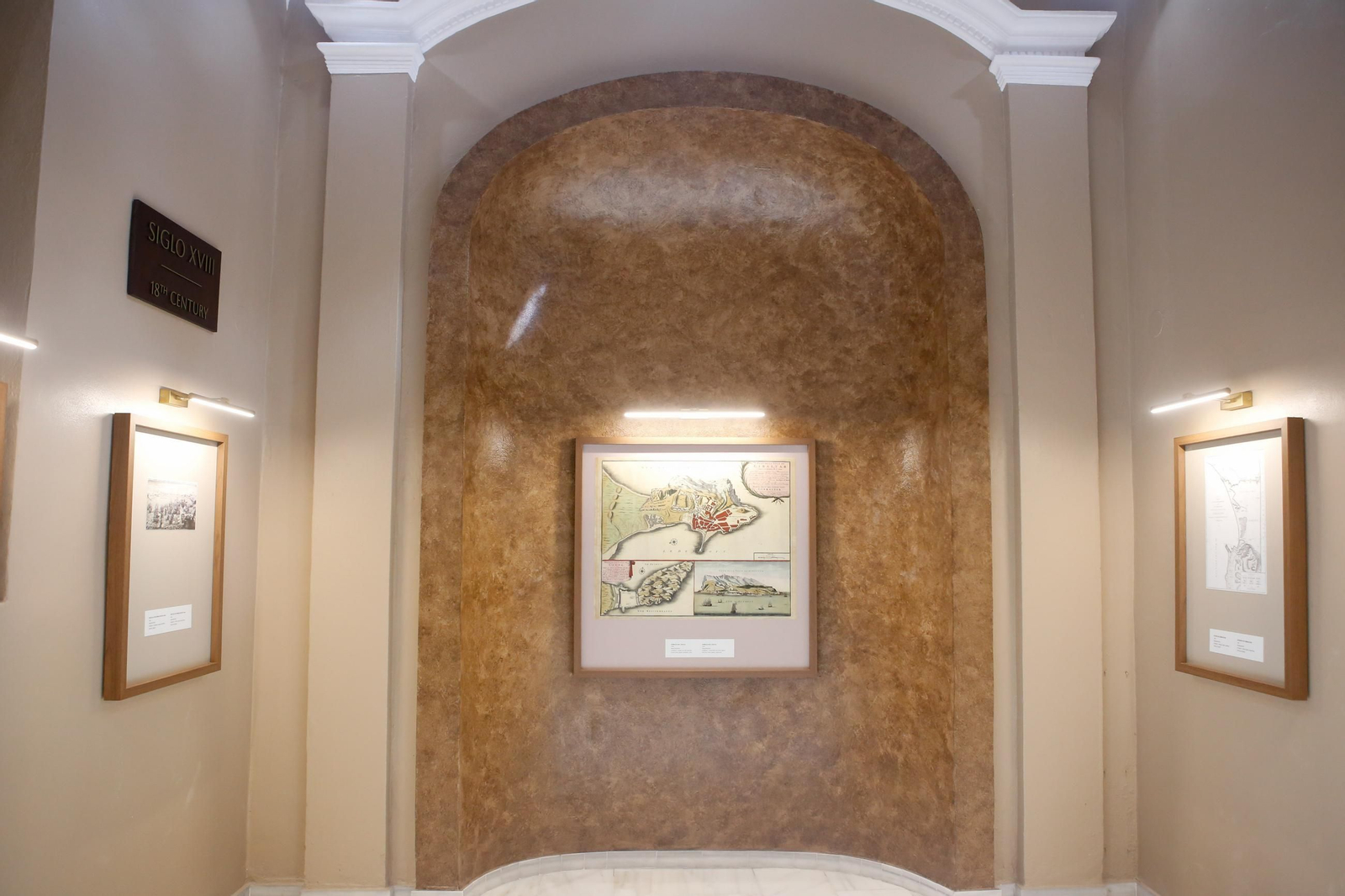 Fotos de la colección de Antonio Viñas de Roa en la capilla del Cristo de la Alameda de Algeciras