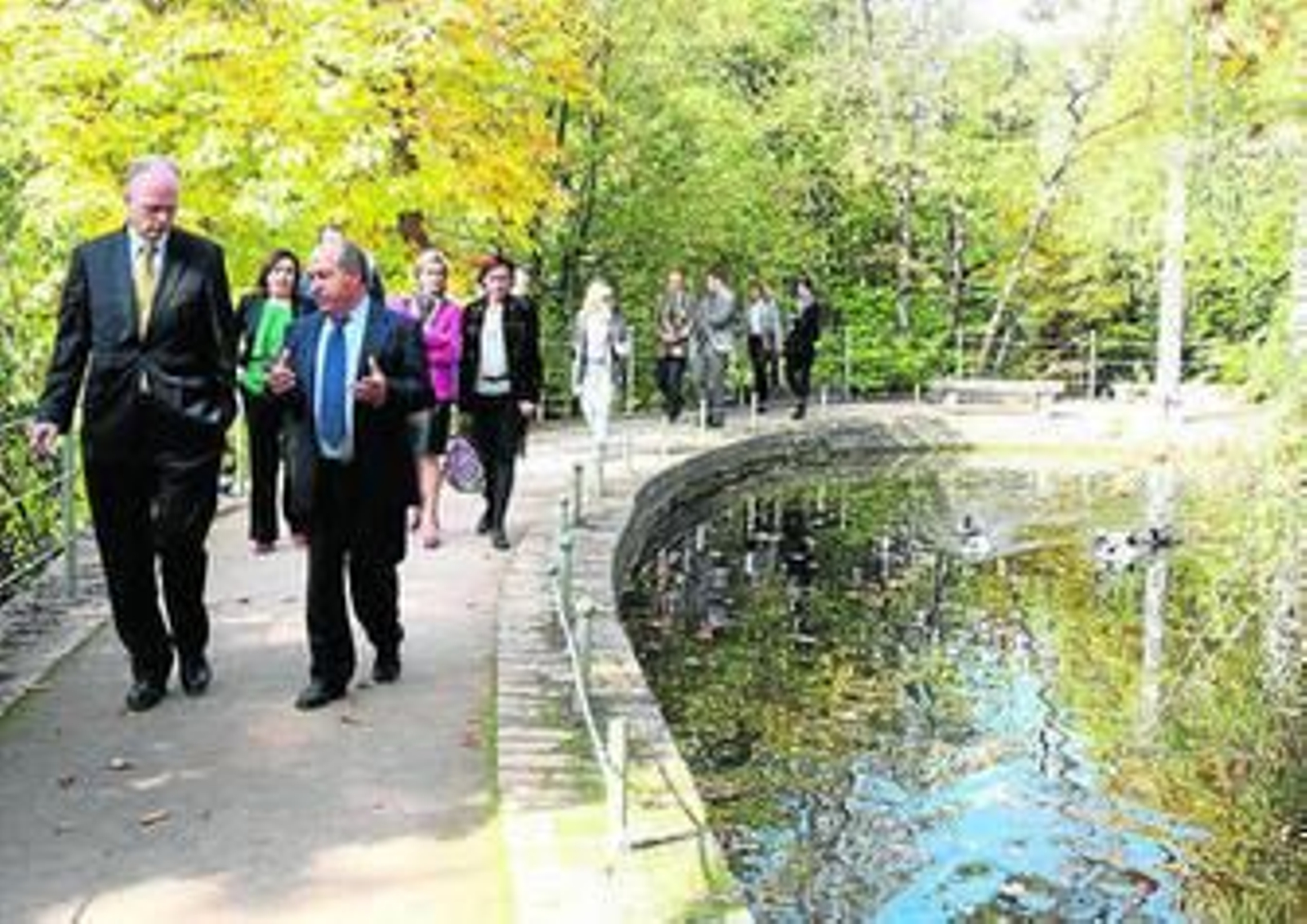 El alcalde ejerció de anfitrión durante la visita del embajador.