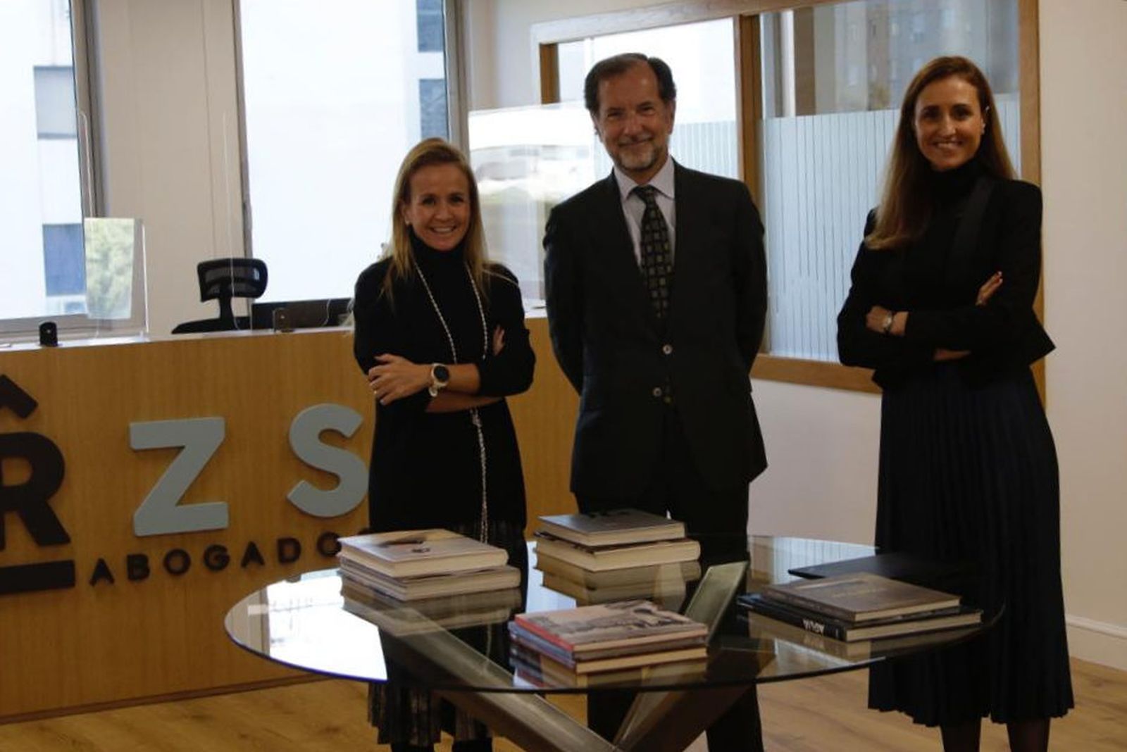 Los abogados Marta Serra, Javier Romero y María Luisa Albelda, en las nuevas oficinas de RZS en Sevilla.