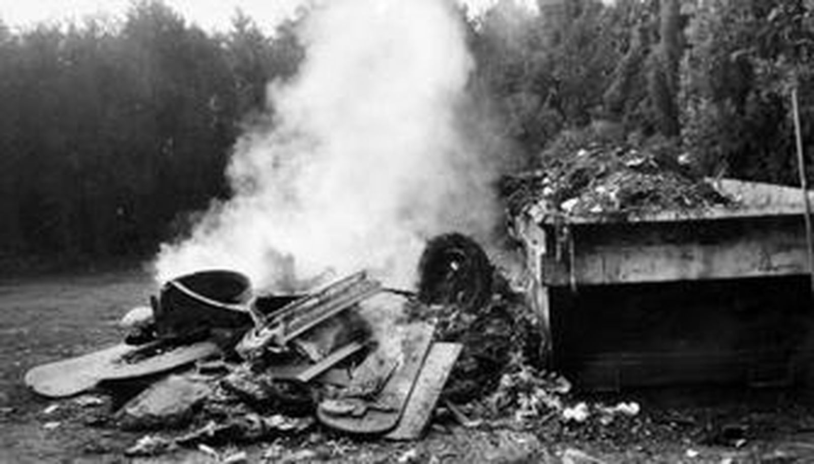 Restos de ataúdes, coronas y exornos florales en una de las fogatas al aire libre realizadas dentro del camposanto de San Fernando.