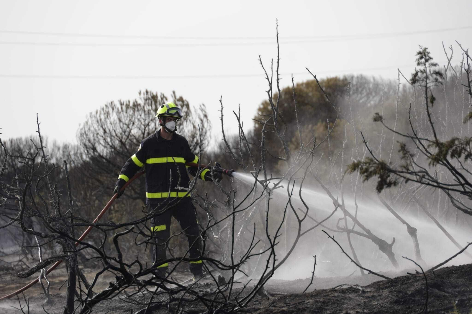 Un bombero, trabajando en la extinción del incendio.