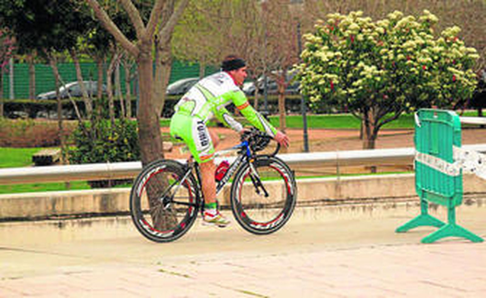El deportista onubense Yuma, montado en una bicicleta, durante una competición.