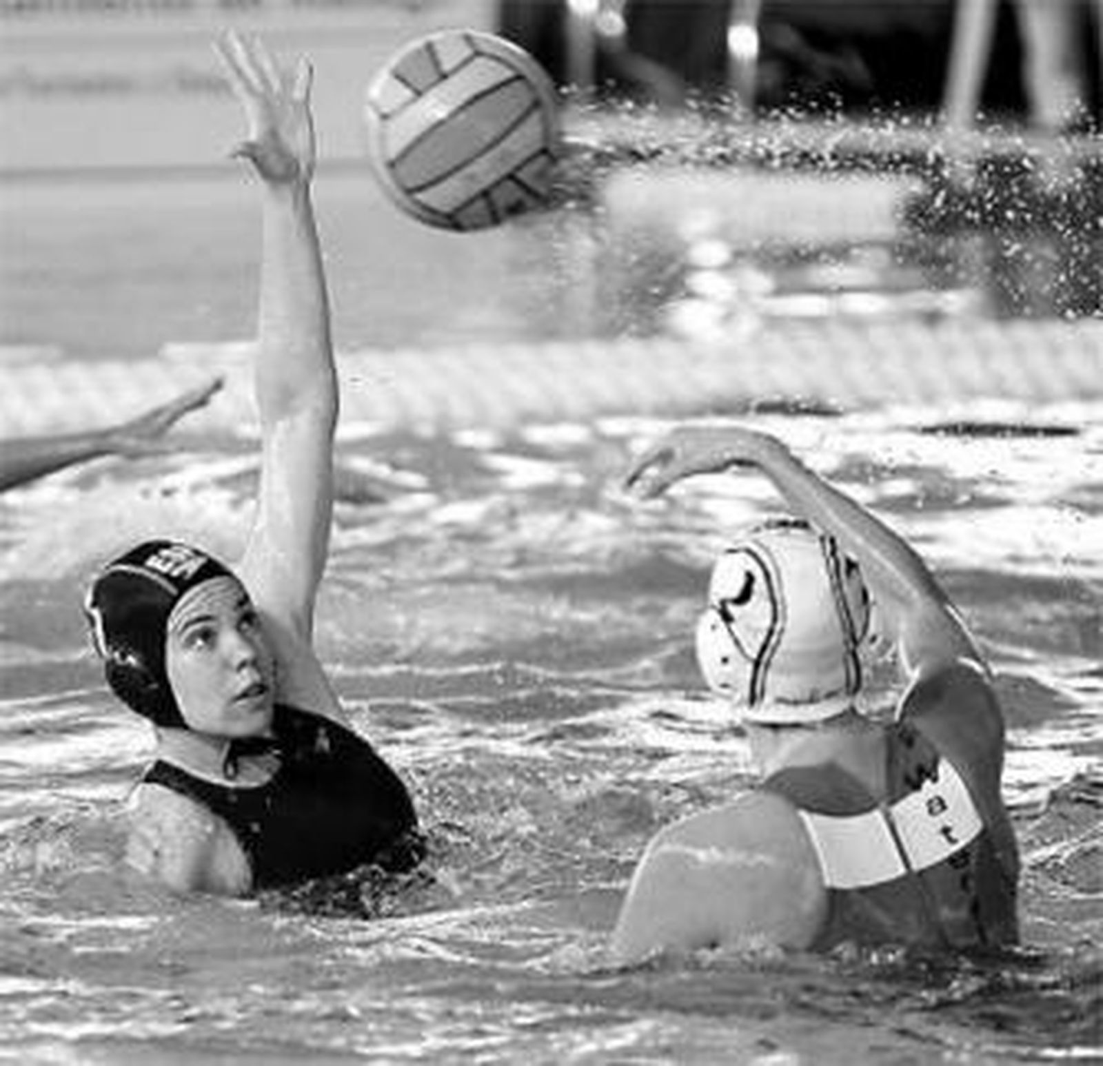 Una de las pupilas de Tarrès pugna un balón ante Holanda.
