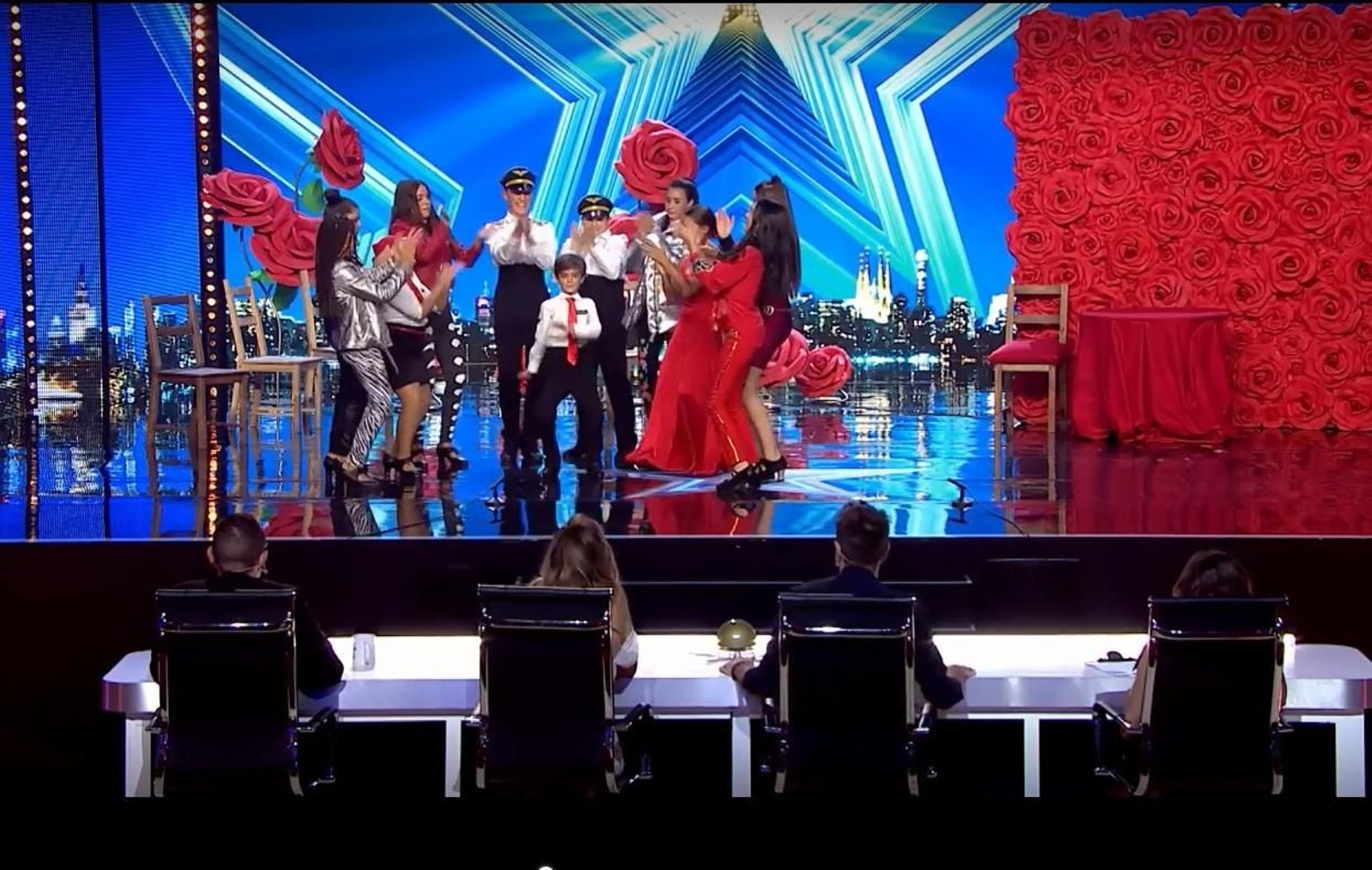 El pequeño Cayetano Flores, en el centro, durante su participación en Got Talent.