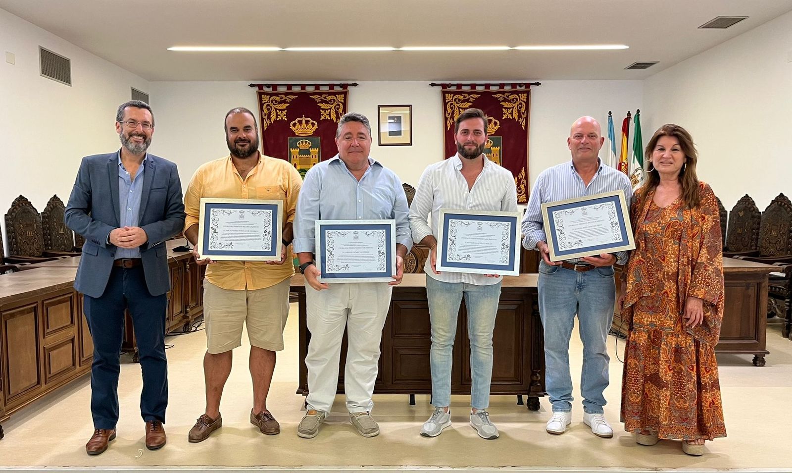Los costaleros linenses reconocidos junto al alcalde y a la concejala de Fiestas.