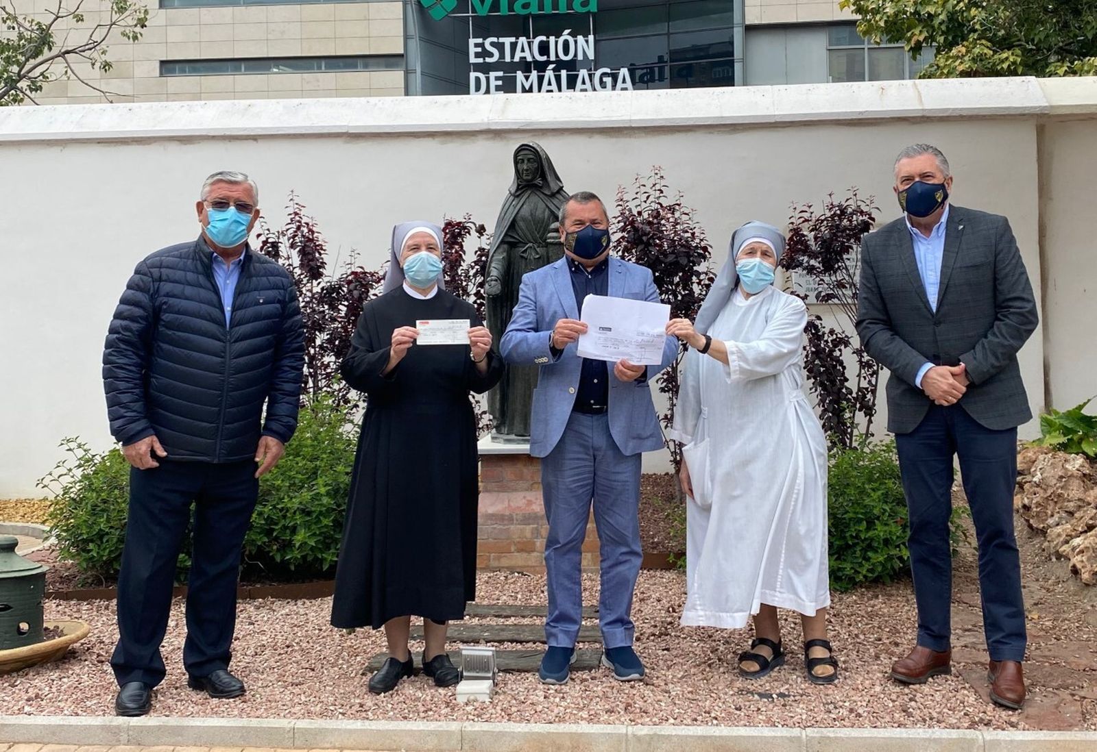 Paco Valverde, Eduardo Rueda y Francisco Martín Aguilar entregan el donativo a las Hermanitas de los Pobres.