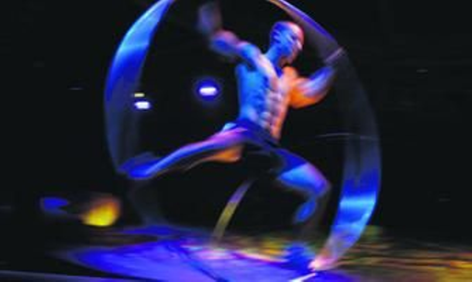 Uno de los acróbatas de 'Alegría' da vueltas dentro de una anilla, durante el ensayo.