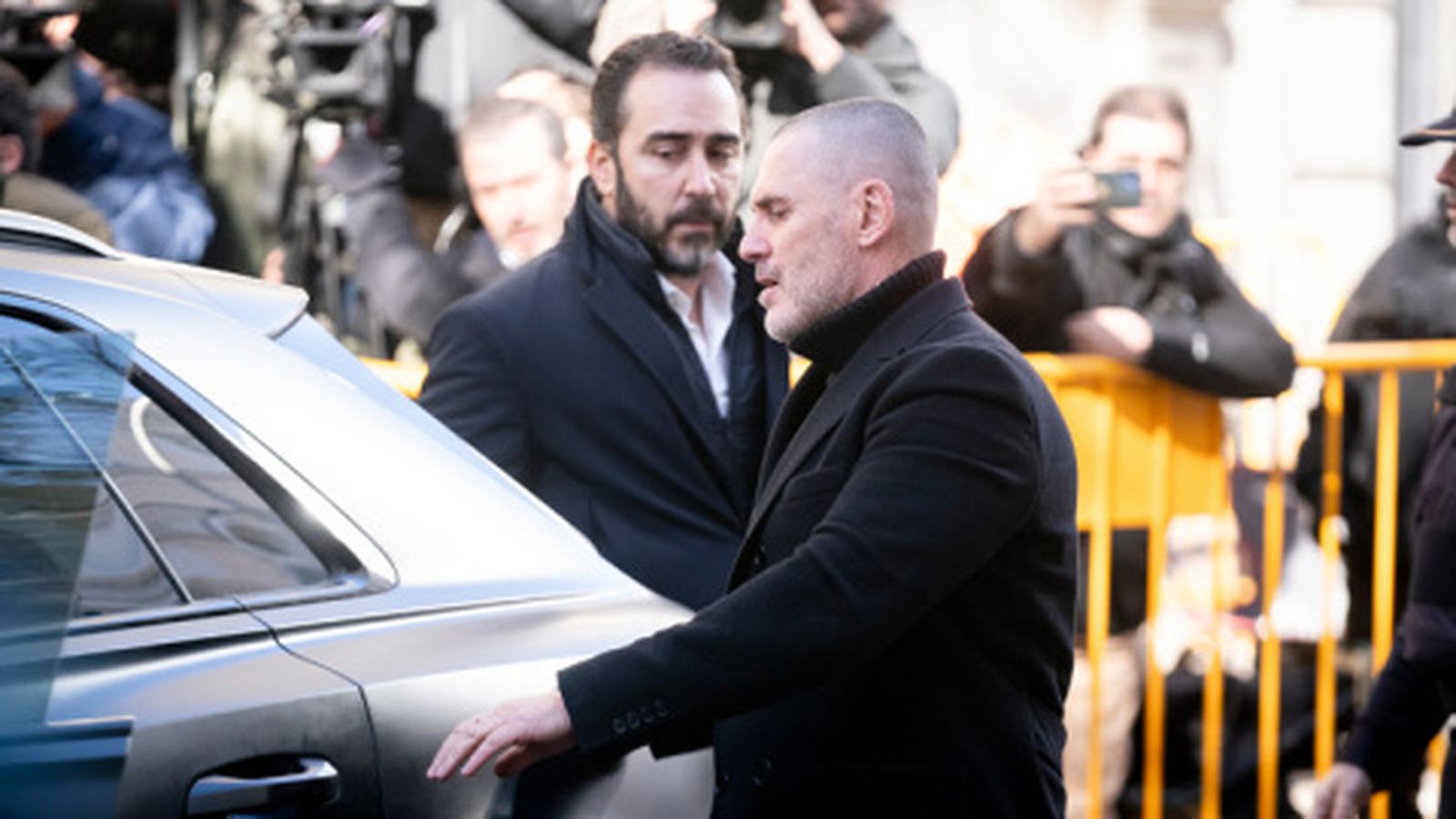 Aldama saliendo del coche del líder de Desokupa, Daniel Esteve, el pasado lunes para realizar la declaración ante el juez en la que señaló a Moreno