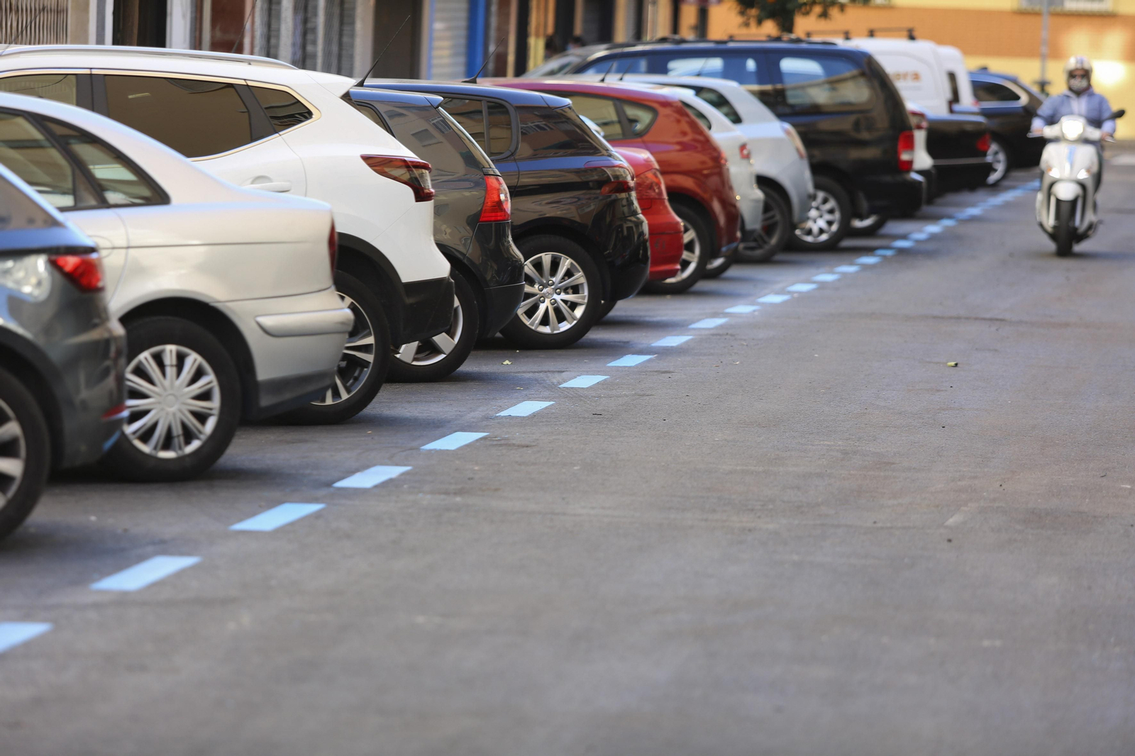 'Zona azul' ya pintada en una de las calles de Cruz de Humilladero.